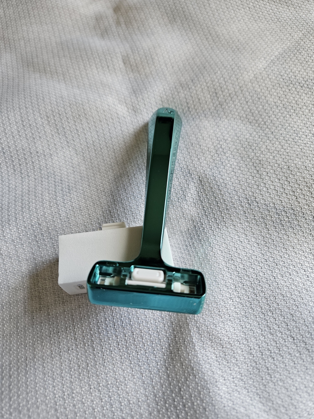 Shave With "V" Razor And Refills - Picture 2 of 3